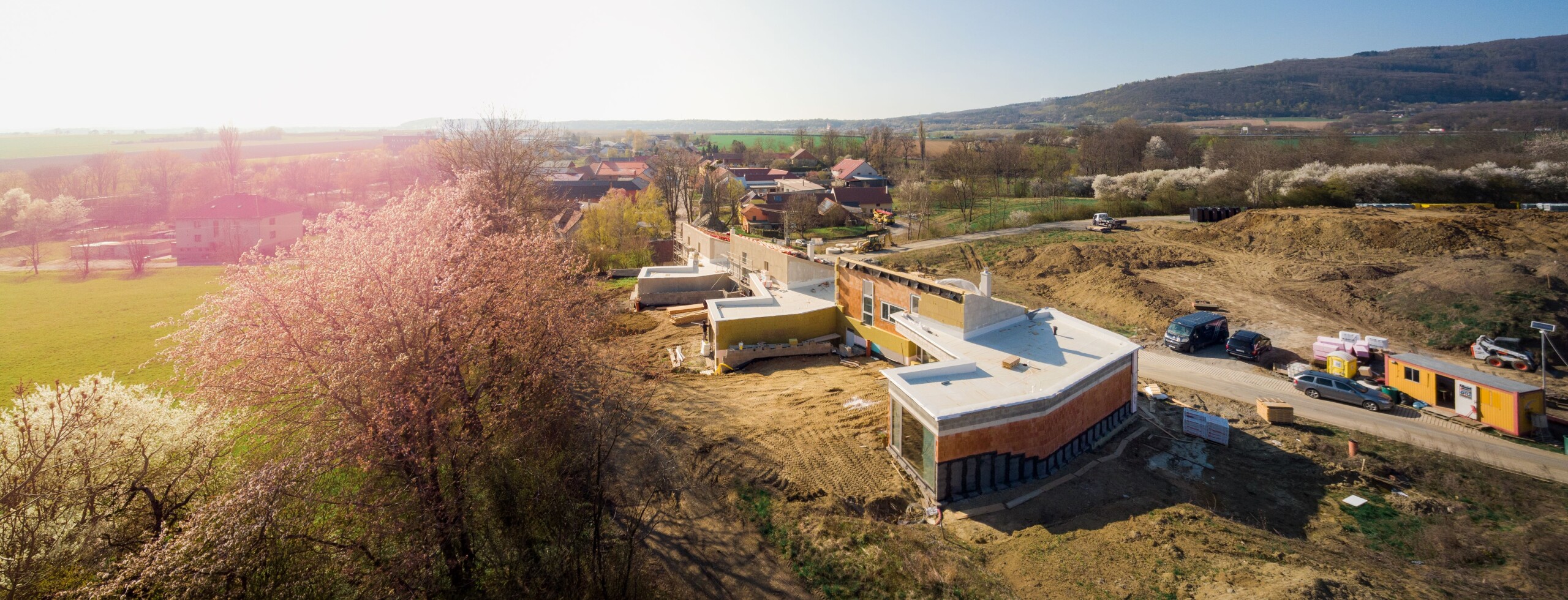 Dva milníky najednou: vilky finišují, rezervace apartmánů zahájena