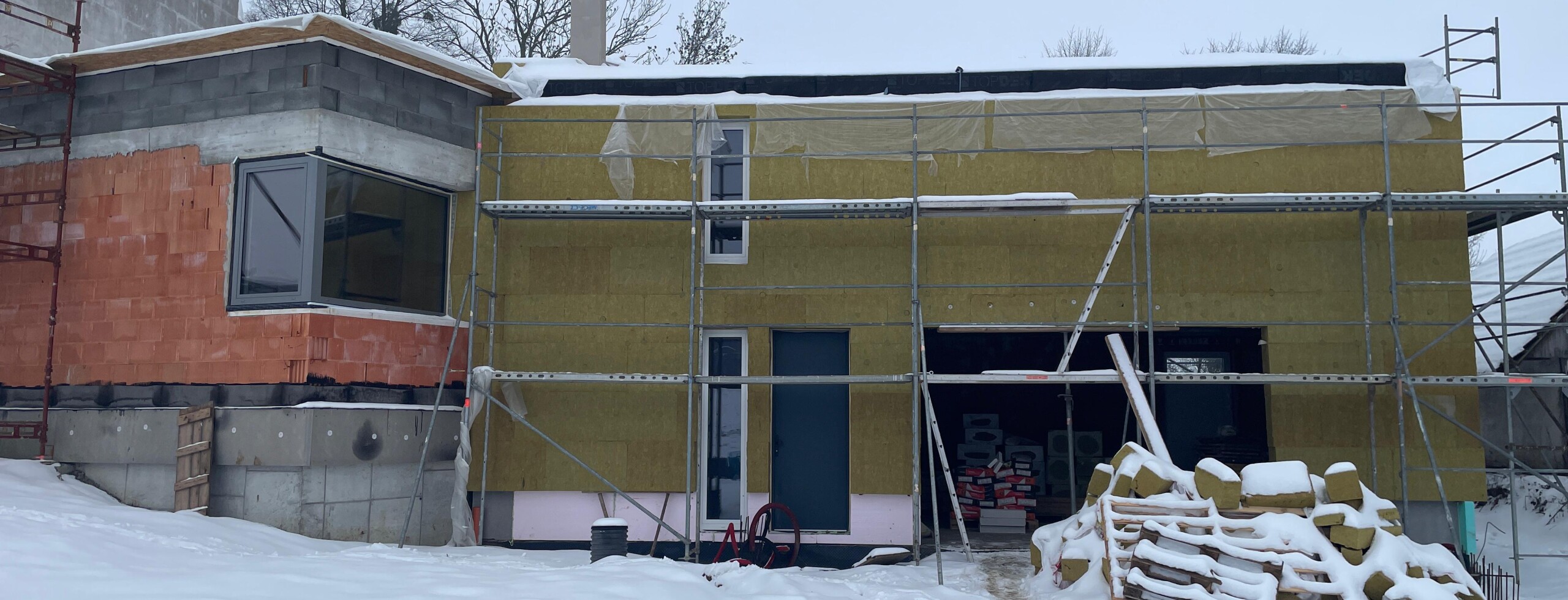 Kontrolní den na stavbě Trnávka Living: zahájení zateplení a rozvody vody v interiéru