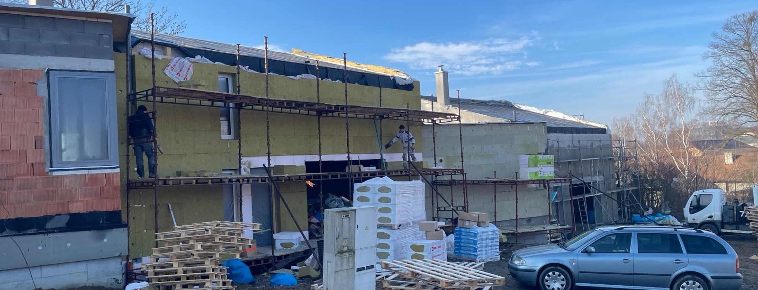 Kontrolní den na stavbě Trnávka Living: pokračují elektroinstalace a zateplení vilek