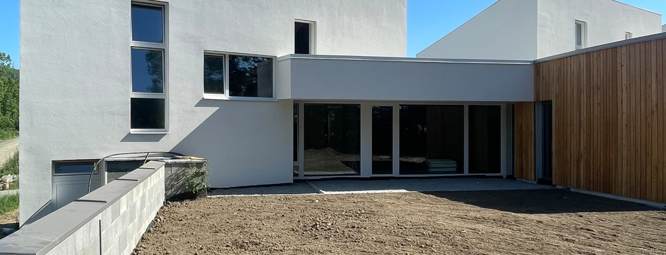 Kontrolní den 25. 6. – první rodinná vilka míří do finále, pokračuje výstavba Atypu i seniorských apartmánů